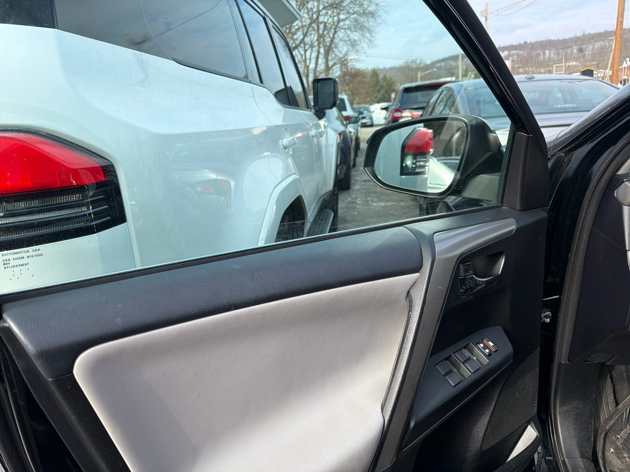 Toyota RAV4 XLE AWD (Natl) 2017