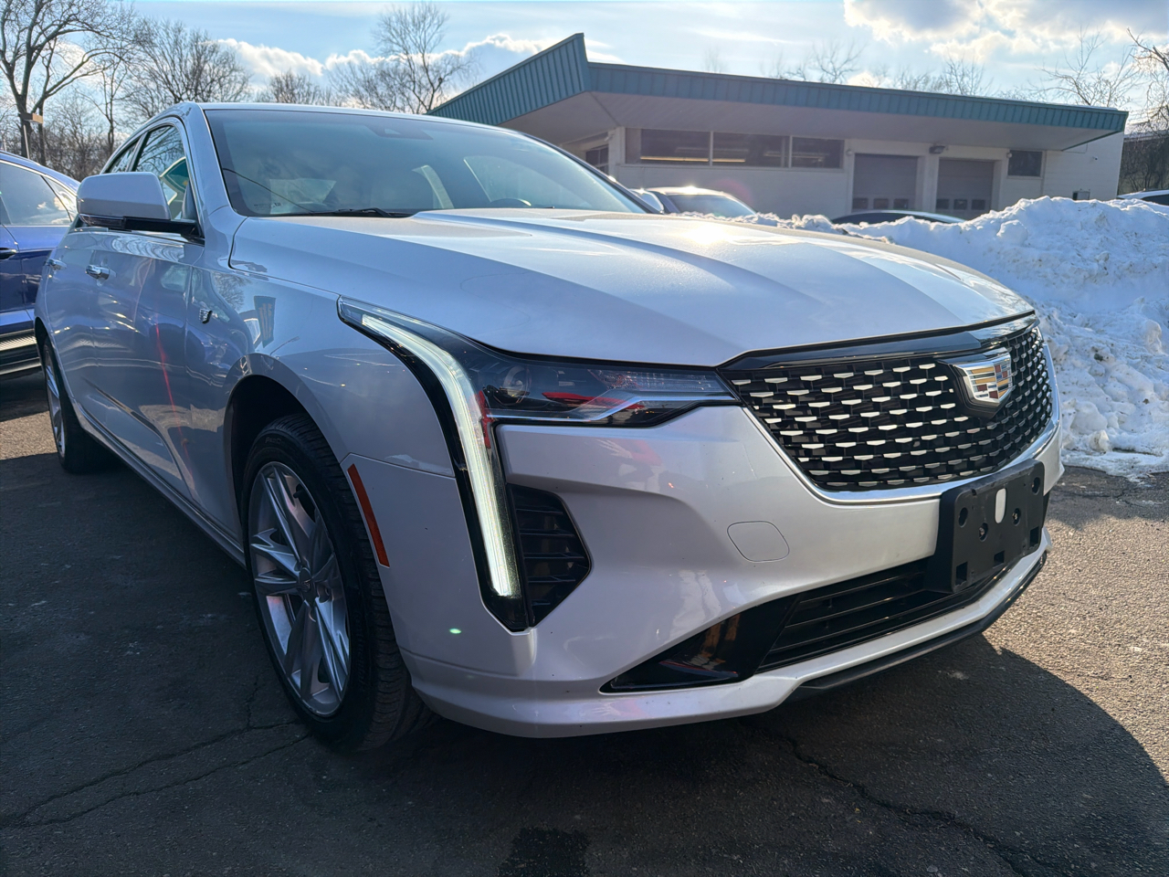 Cadillac CT4 4dr Sdn Luxury 2023