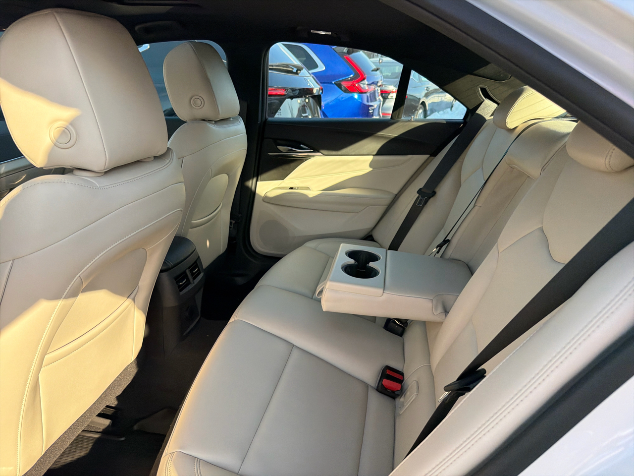 Cadillac CT4 4dr Sdn Luxury 2023