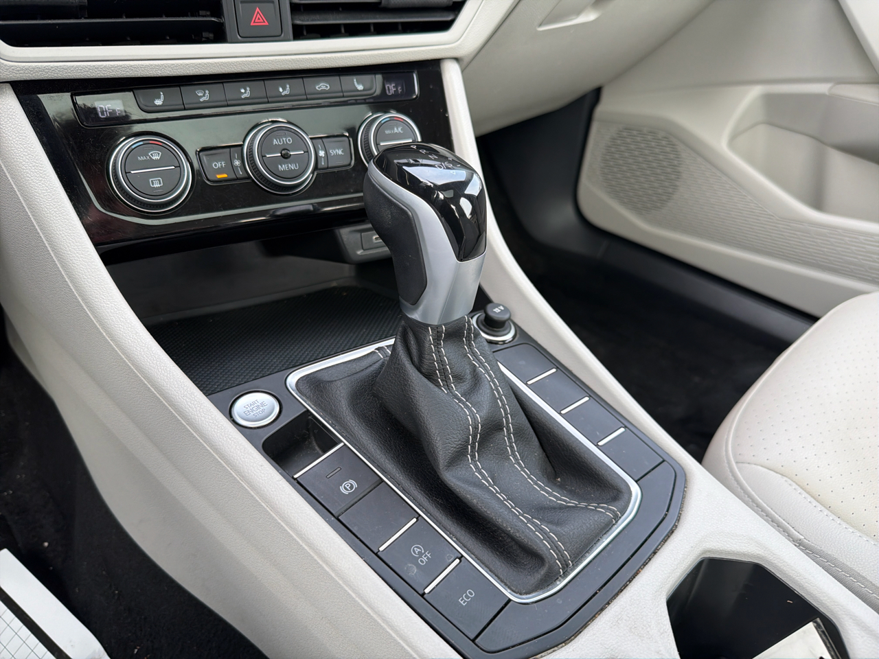 Volkswagen Jetta SE Auto 2022