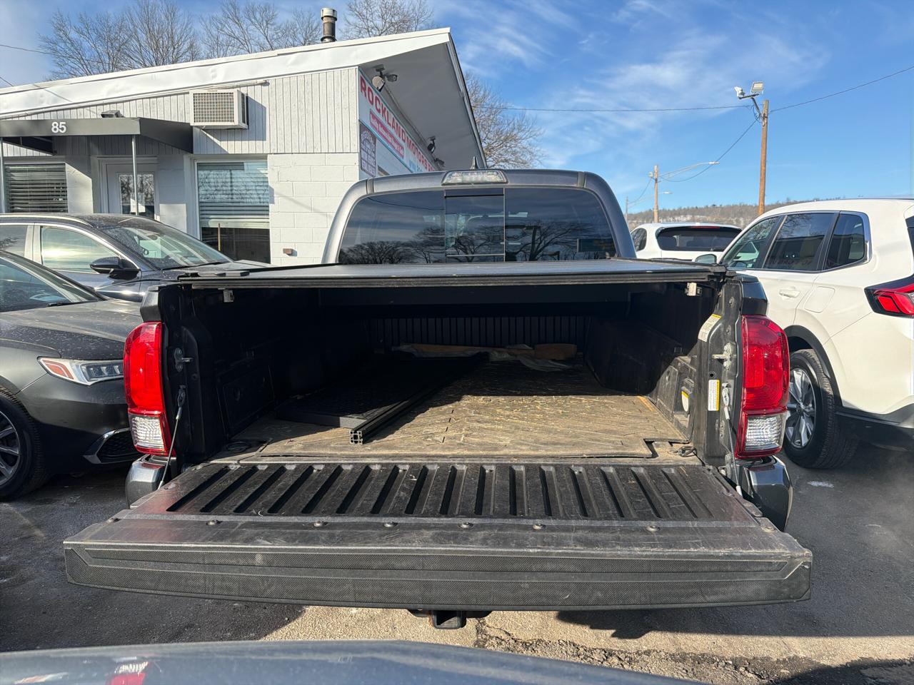 Toyota Tacoma TRD Sport Double Cab 5' Bed V6 4x4 MT (Natl) 2017