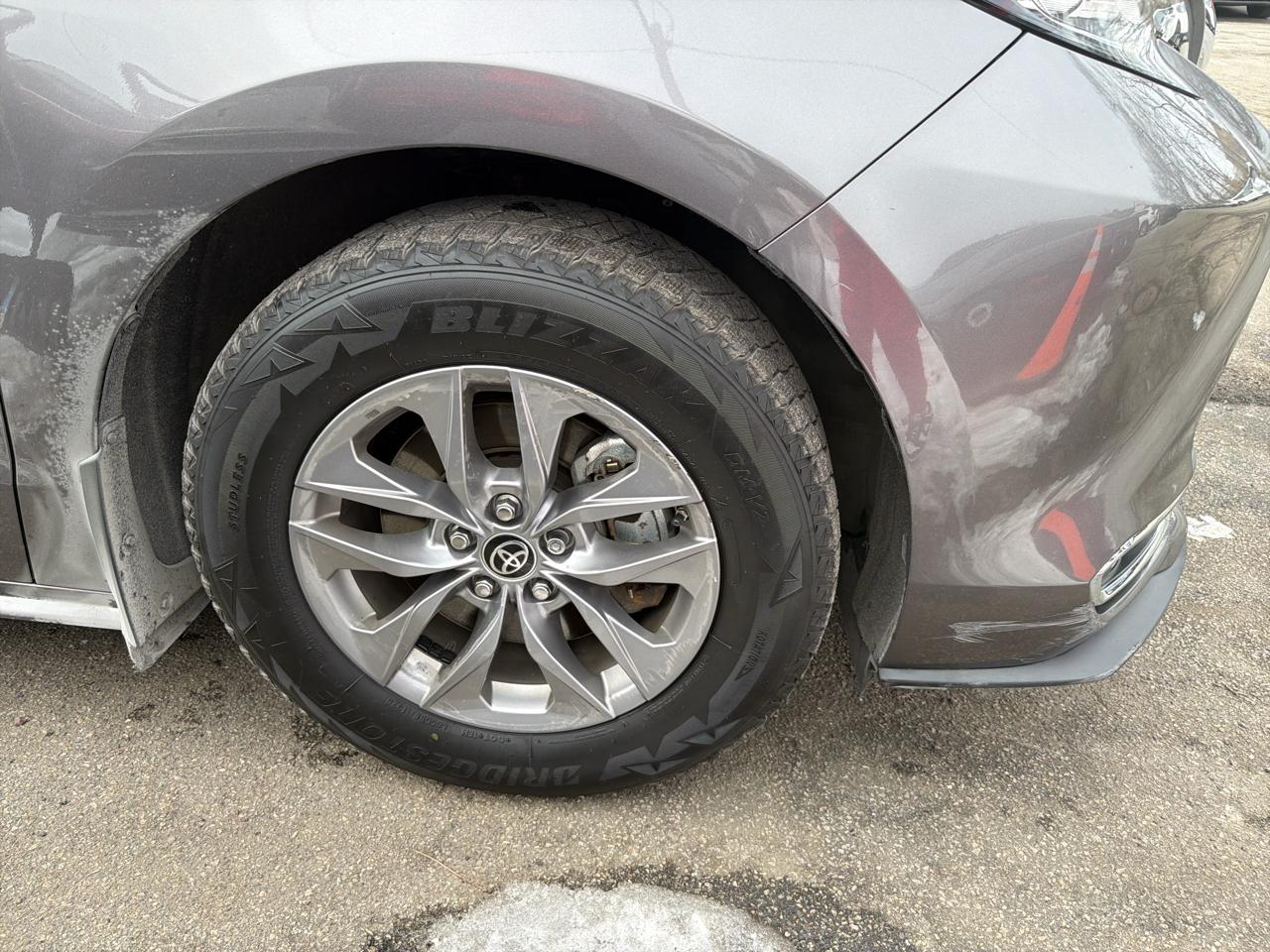 Toyota Sienna XLE FWD 8-Passenger (Natl) 2021