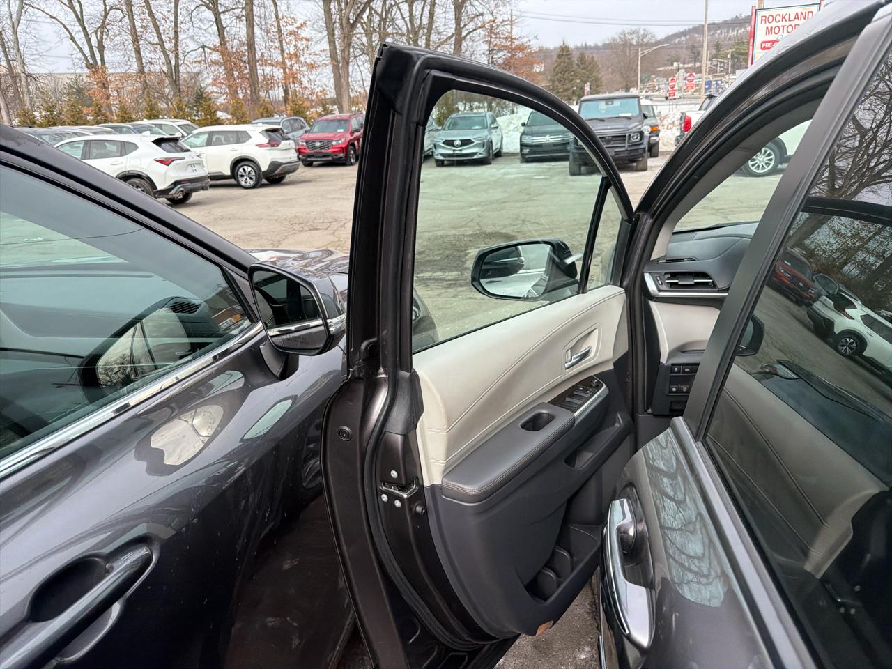 Toyota Sienna XLE FWD 8-Passenger (Natl) 2021