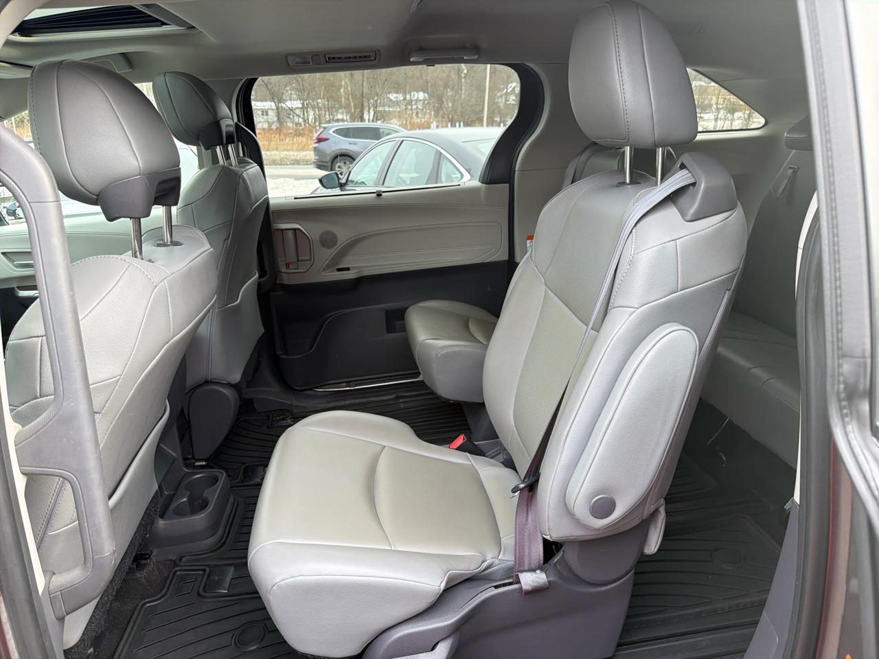 Toyota Sienna XLE FWD 8-Passenger (Natl) 2021