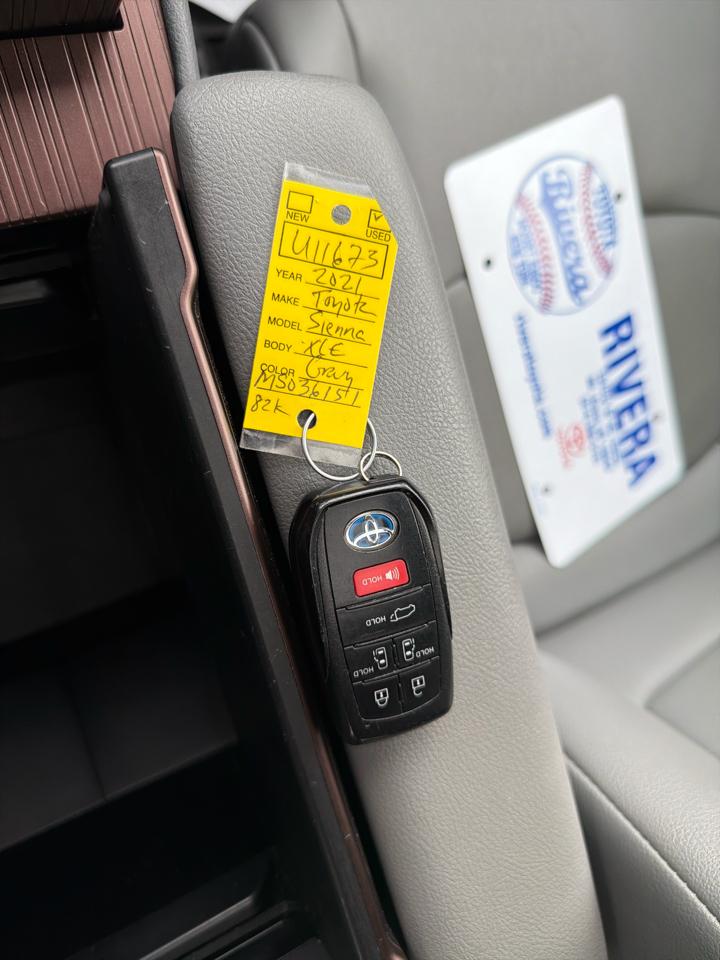 Toyota Sienna XLE FWD 8-Passenger (Natl) 2021