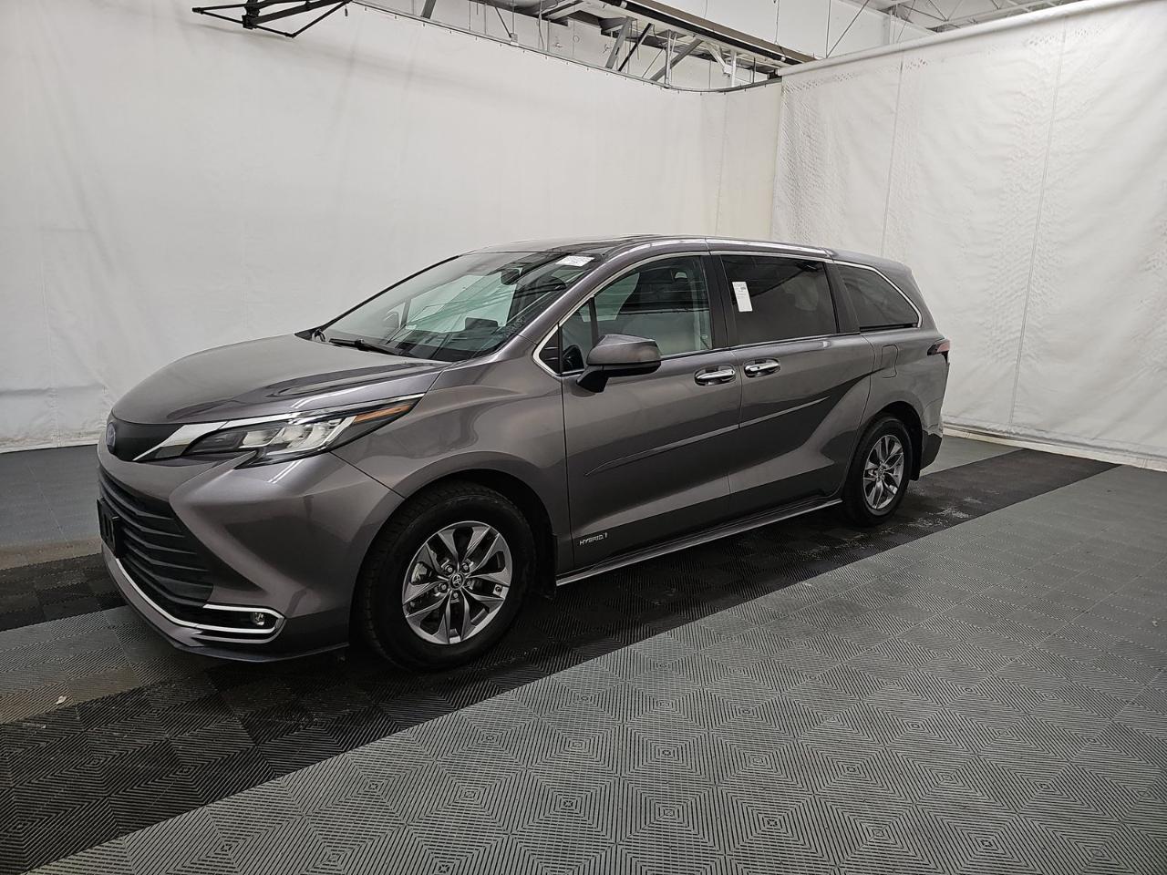 Toyota Sienna XLE FWD 8-Passenger (Natl) 2021