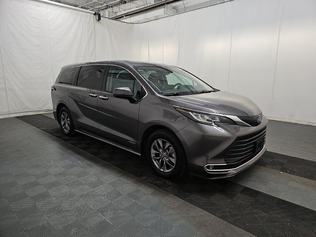 Toyota Sienna XLE FWD 8-Passenger (Natl) 2021