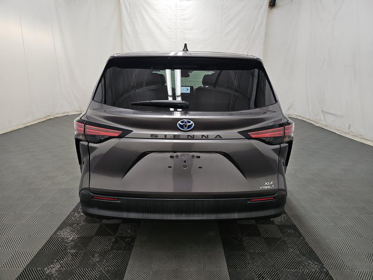 Toyota Sienna XLE FWD 8-Passenger (Natl) 2021