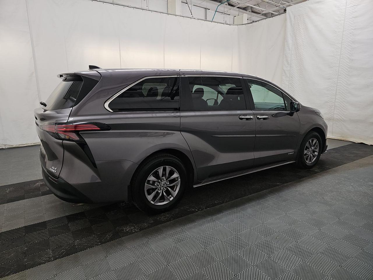 Toyota Sienna XLE FWD 8-Passenger (Natl) 2021