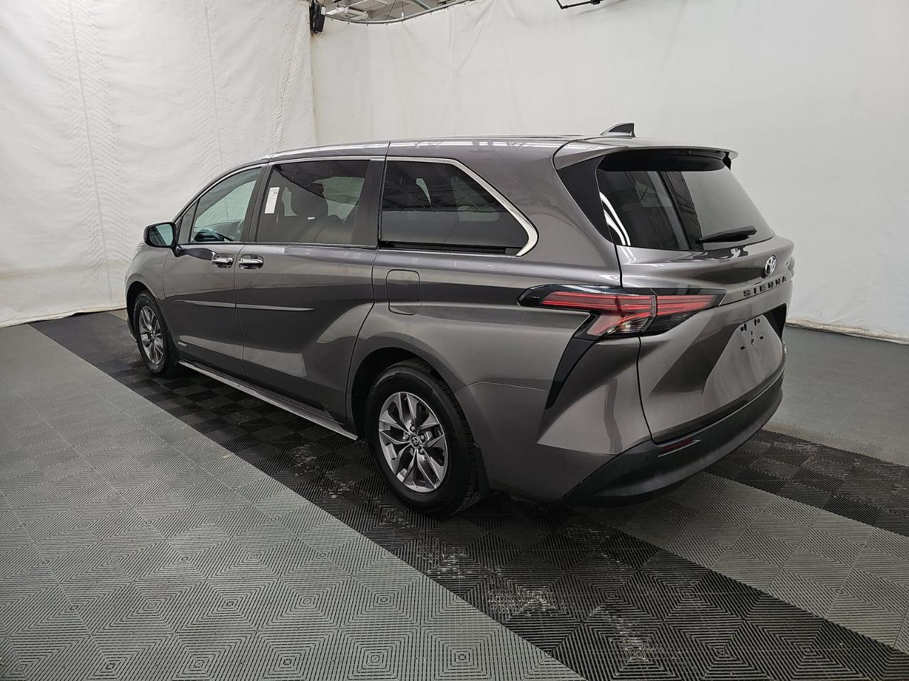 Toyota Sienna XLE FWD 8-Passenger (Natl) 2021