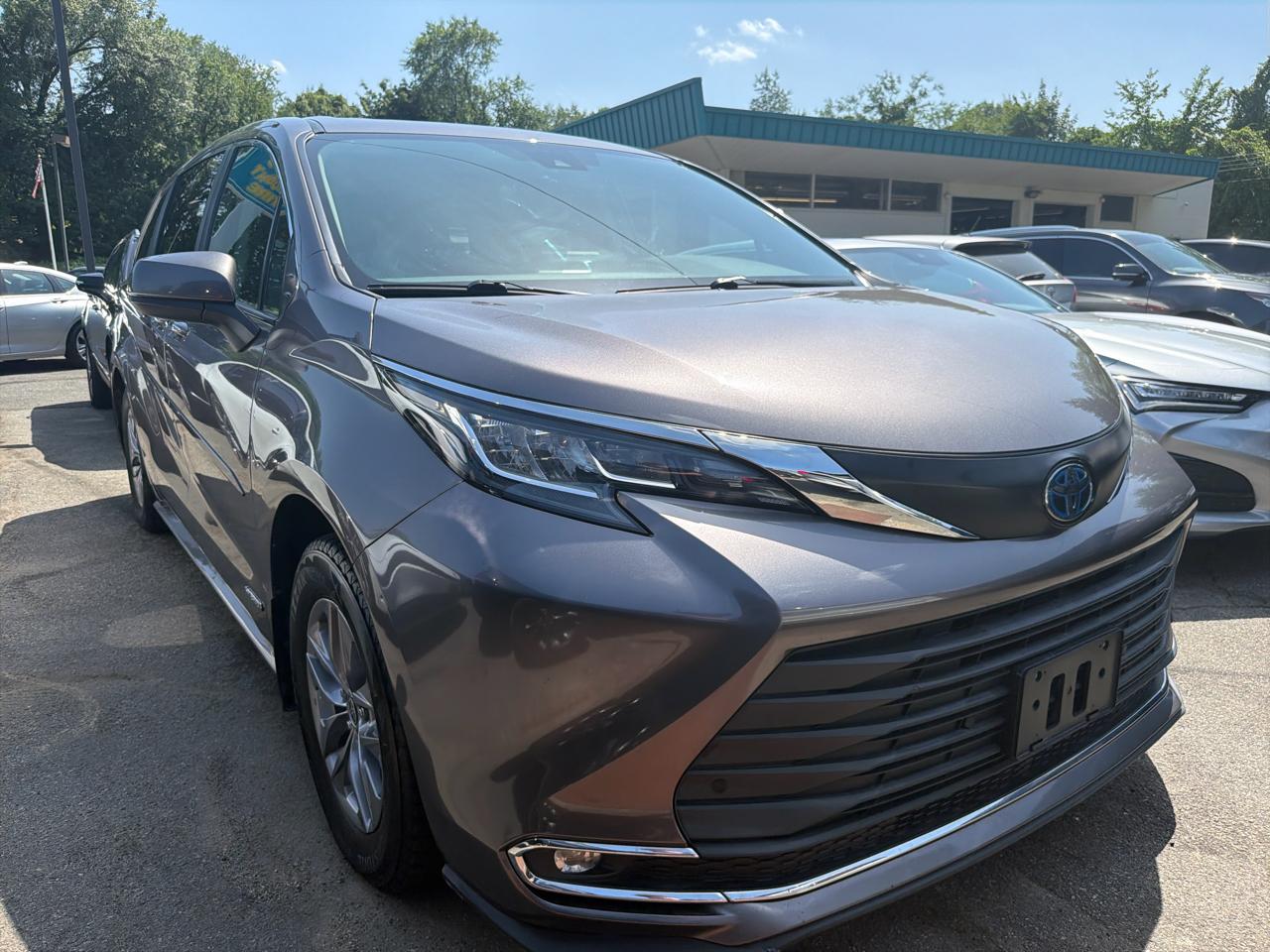 Toyota Sienna XLE FWD 7-Passenger (Natl) 2021