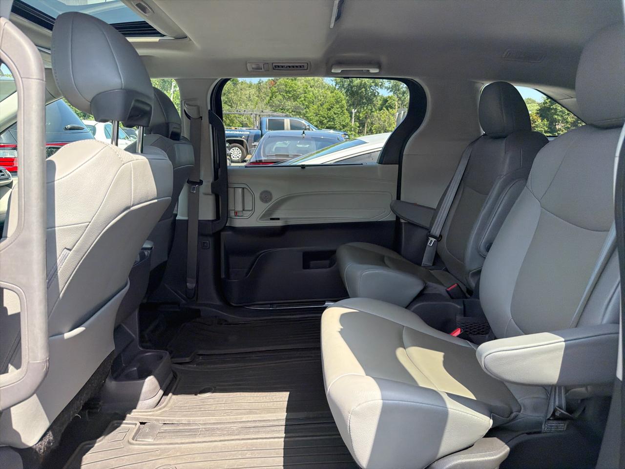 Toyota Sienna XLE FWD 7-Passenger (Natl) 2021