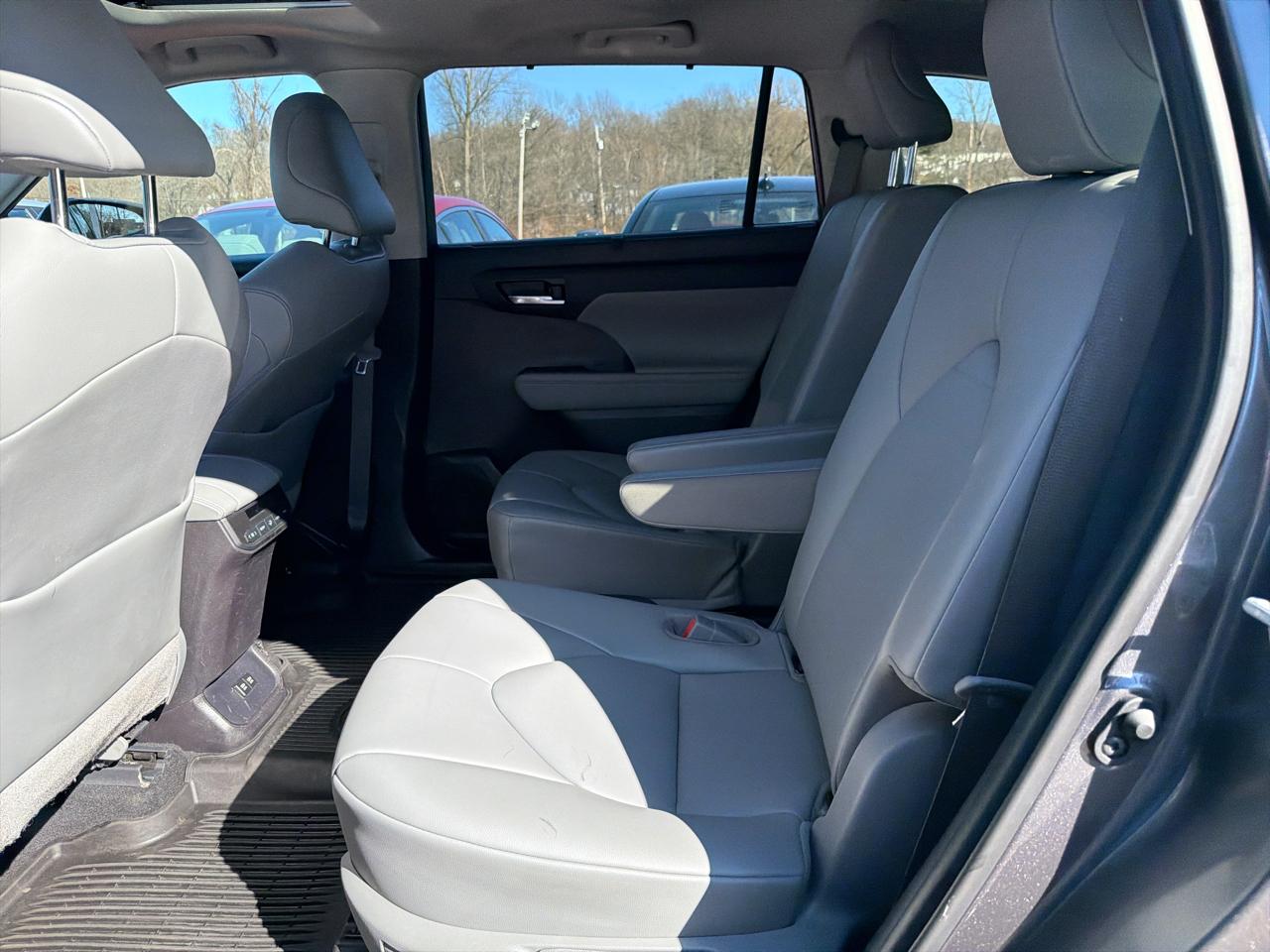 Toyota Highlander Hybrid XLE AWD (Natl) 2021