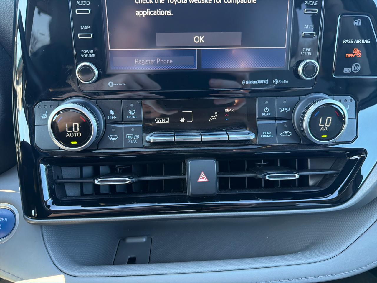 Toyota Highlander Hybrid XLE AWD (Natl) 2021