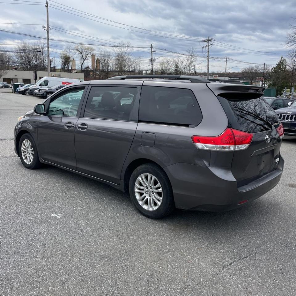 Toyota Sienna  2012