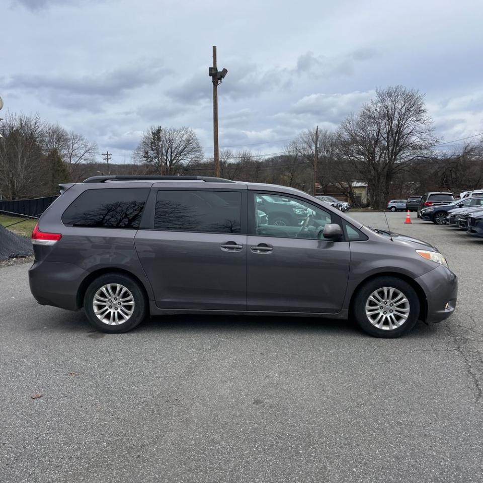 Toyota Sienna  2012