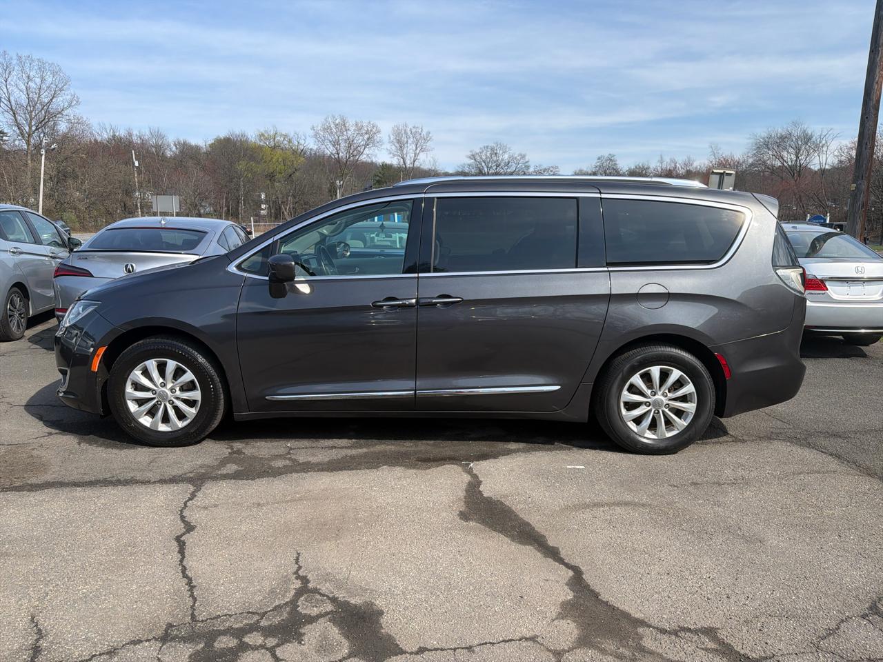 Chrysler Pacifica Touring L FWD 2019