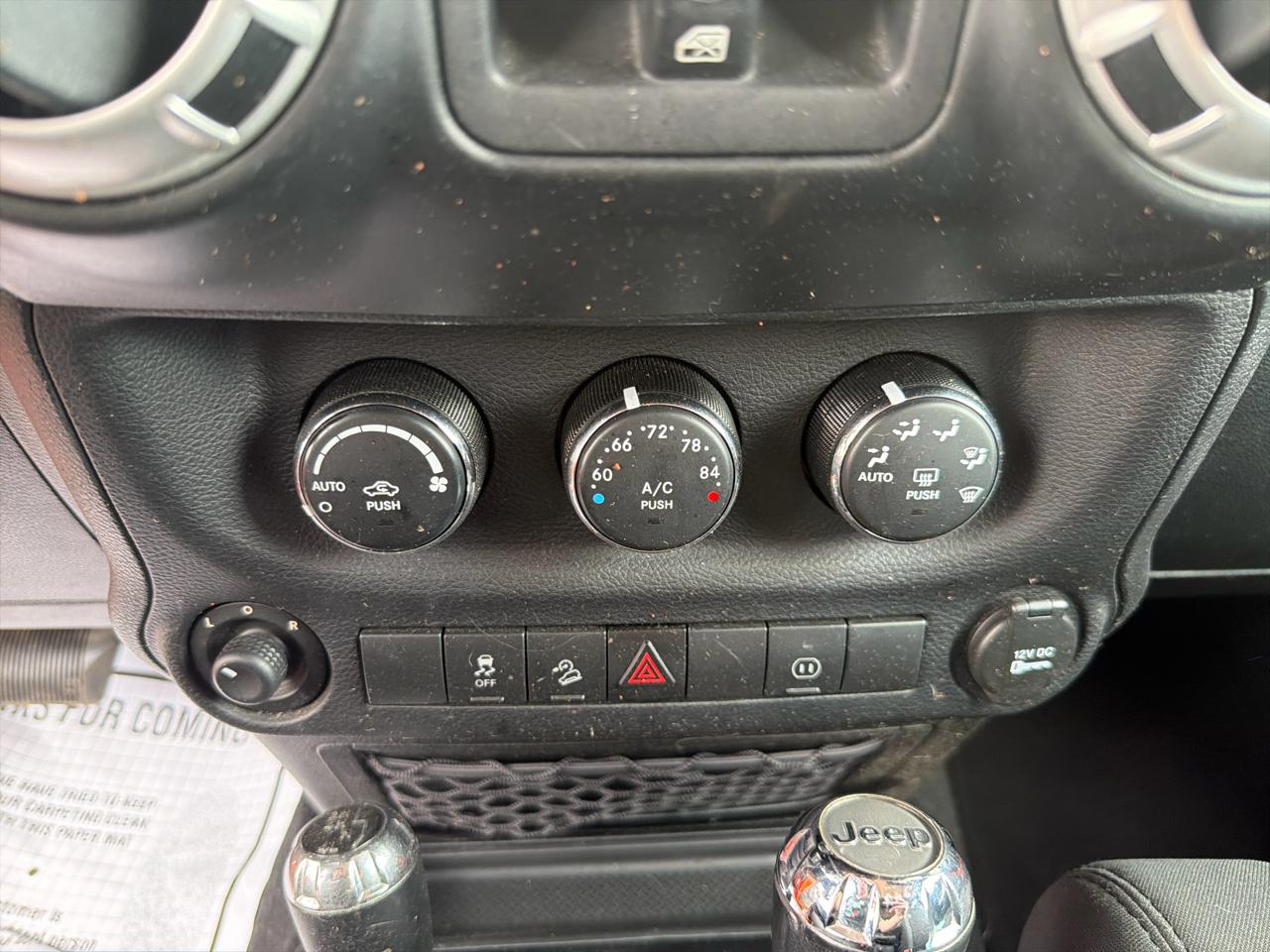 Jeep Wrangler Unlimited 4WD 4dr Sahara 2012