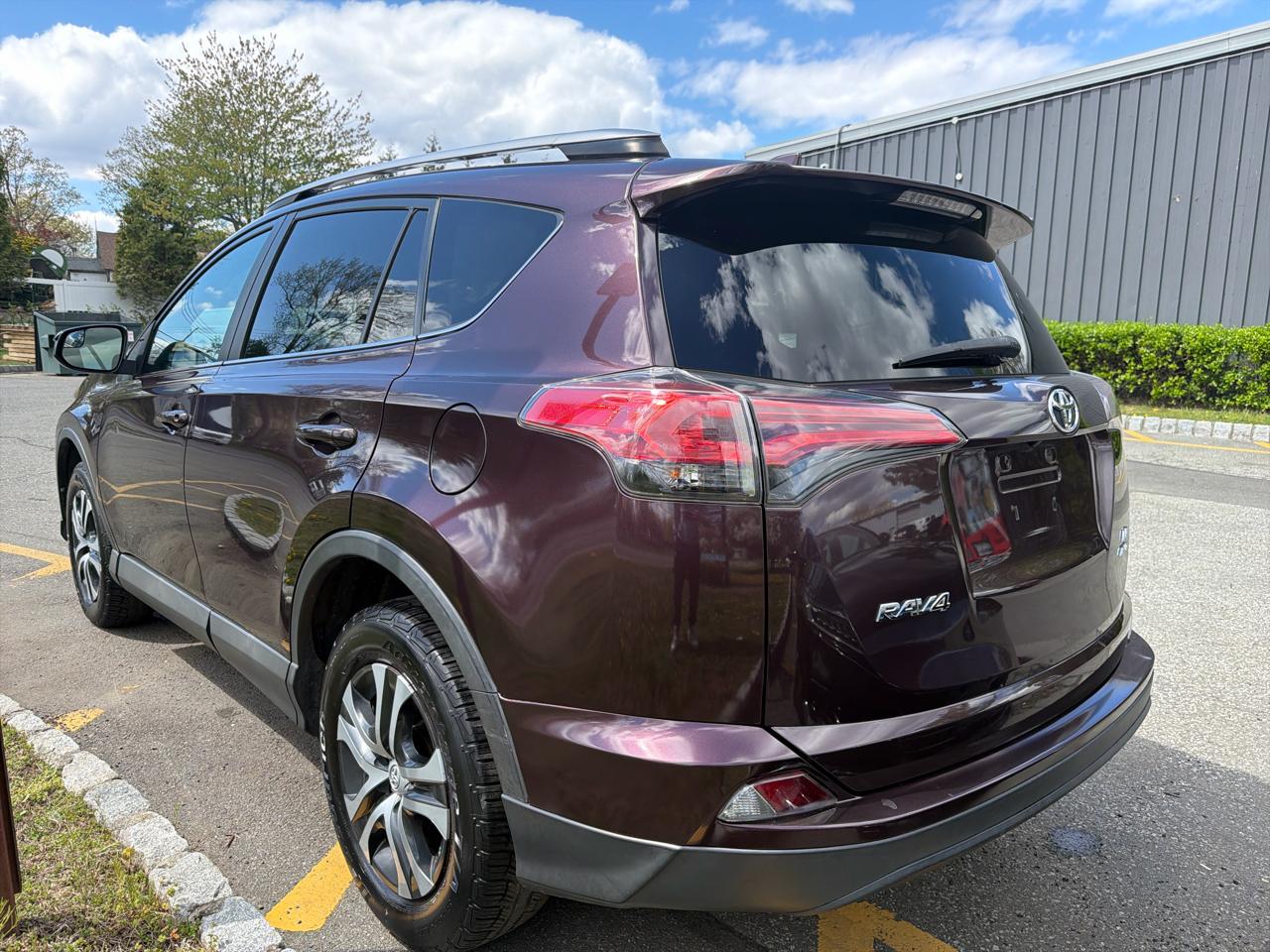 Toyota RAV4 LE AWD (Natl) 2017