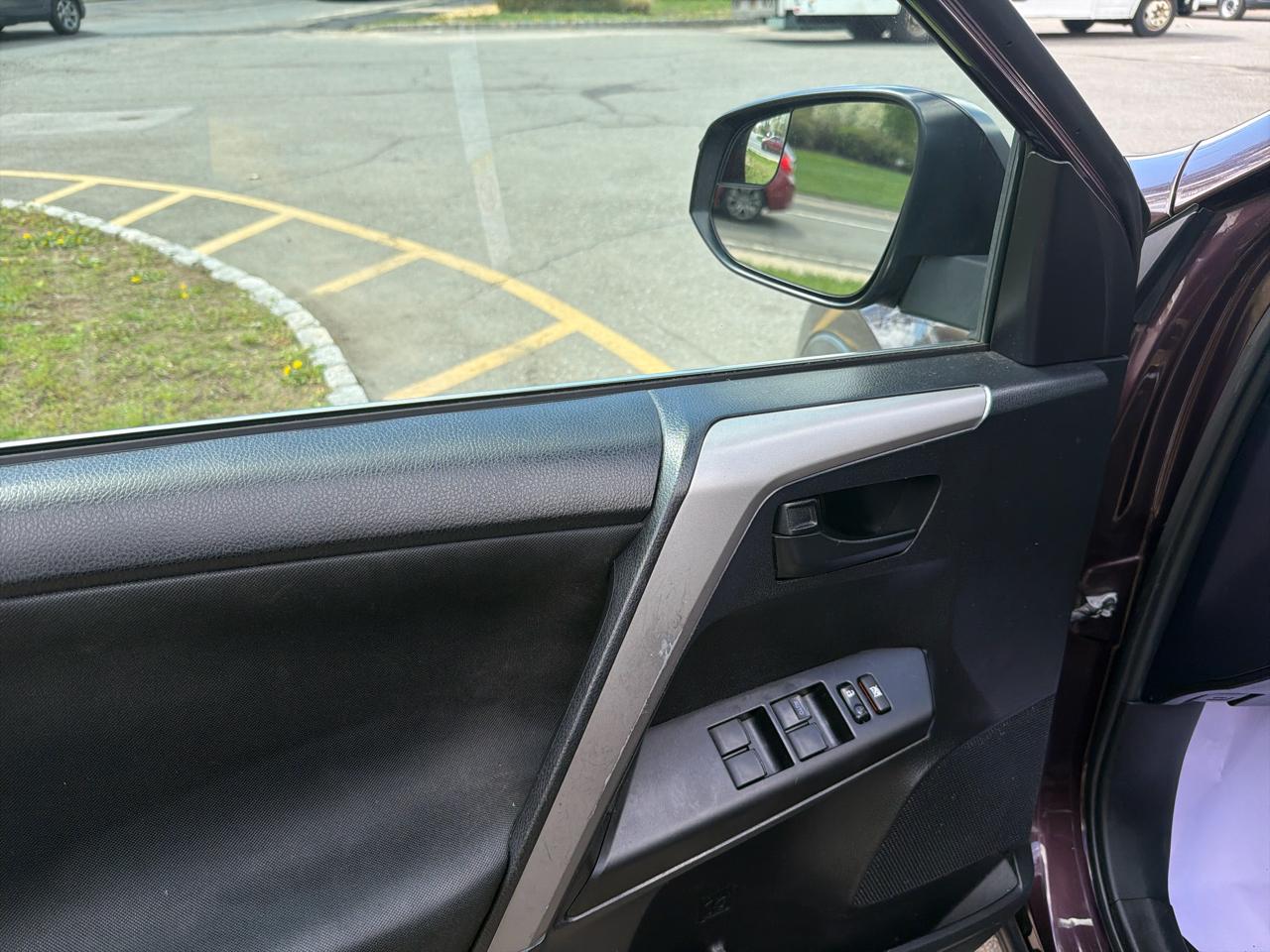 Toyota RAV4 LE AWD (Natl) 2017