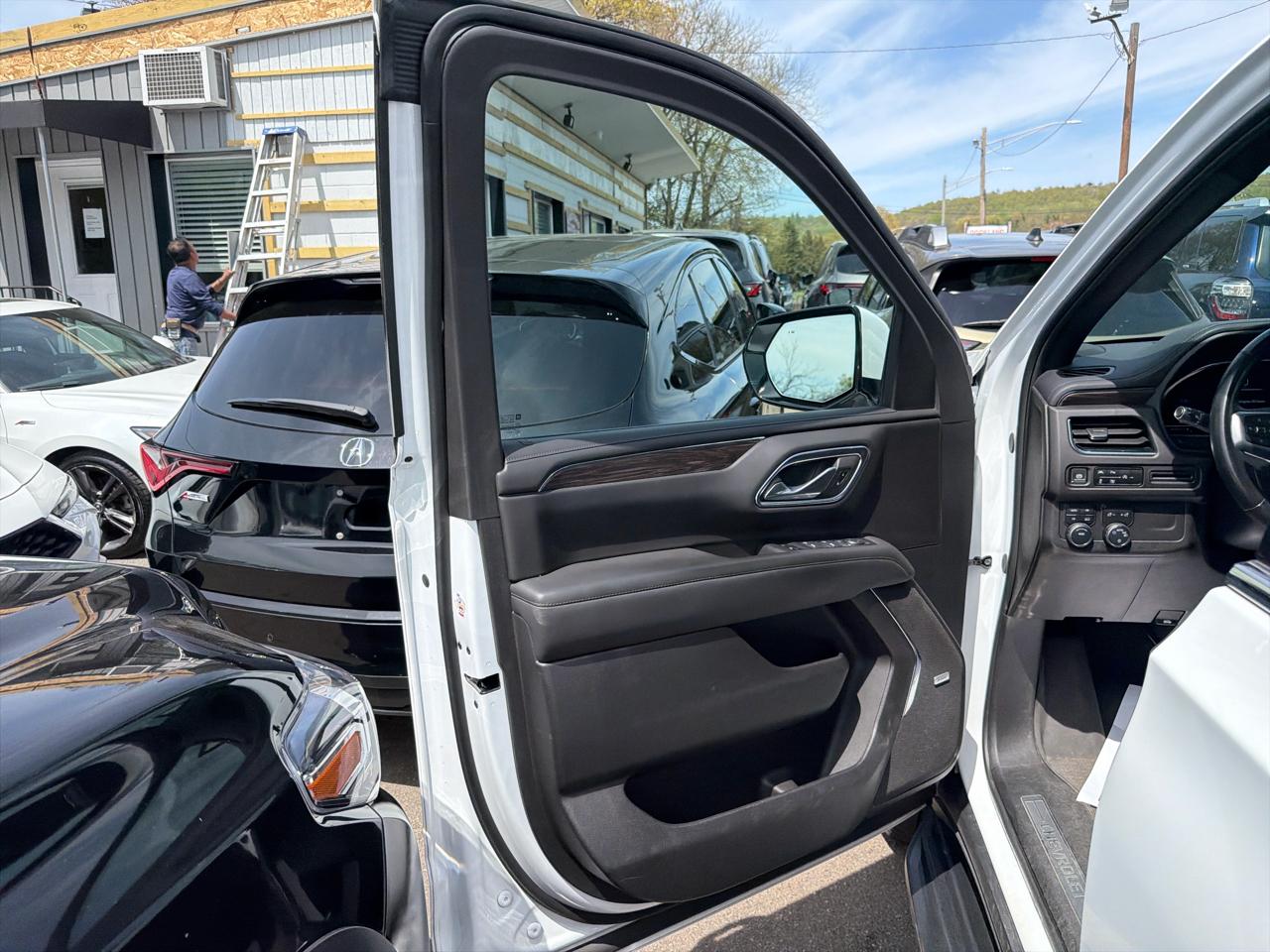 Chevrolet Suburban 4WD 4dr LT 2024