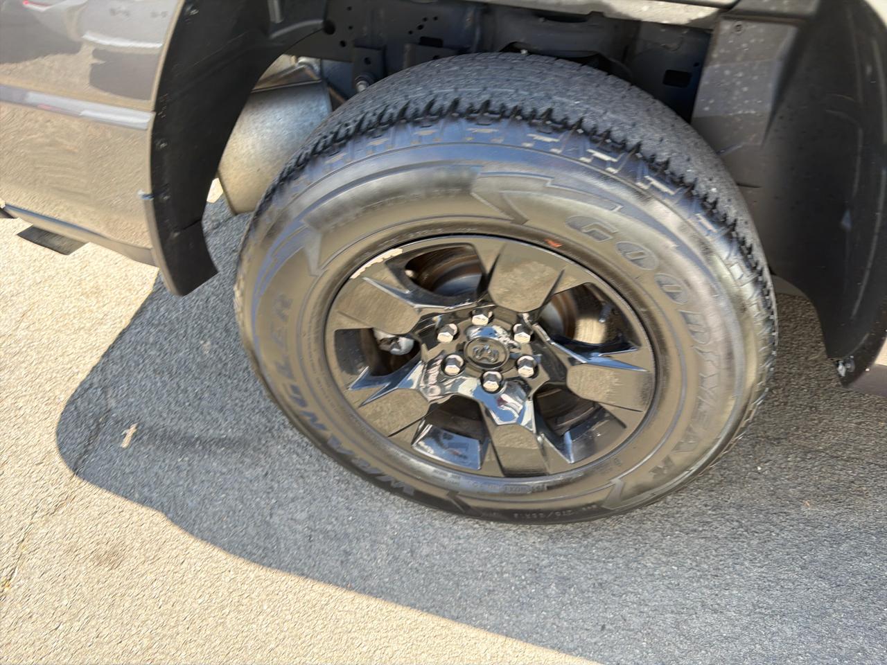 RAM 1500 Big Horn 4x4 Crew Cab 5'7" Box 2023