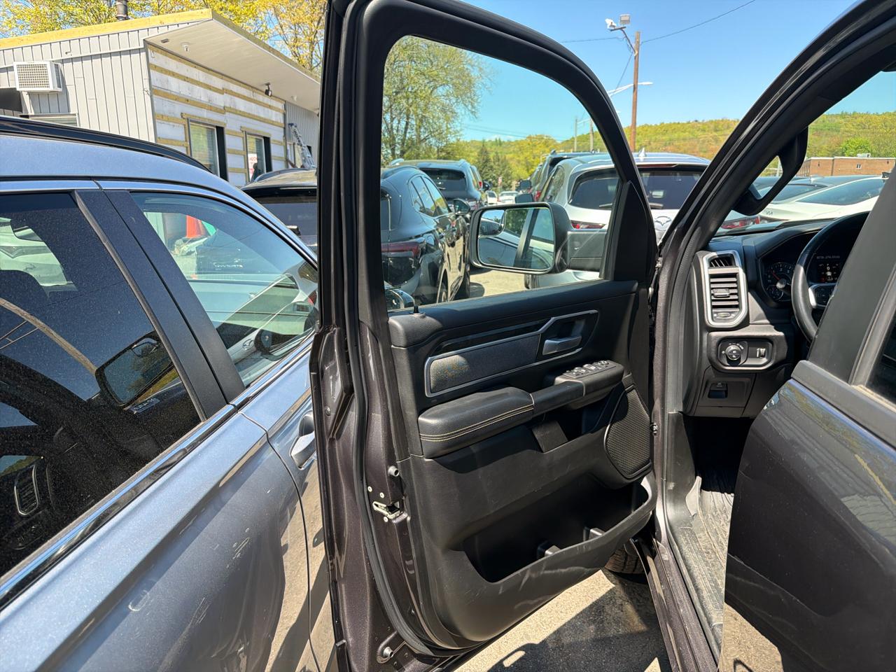 RAM 1500 Big Horn 4x4 Crew Cab 5'7" Box 2023