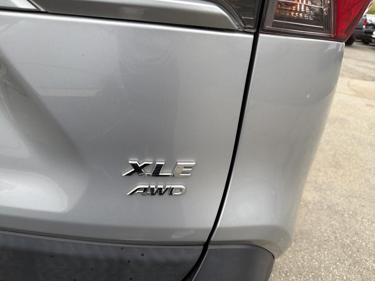 Toyota RAV4 XLE AWD (Natl) 2019