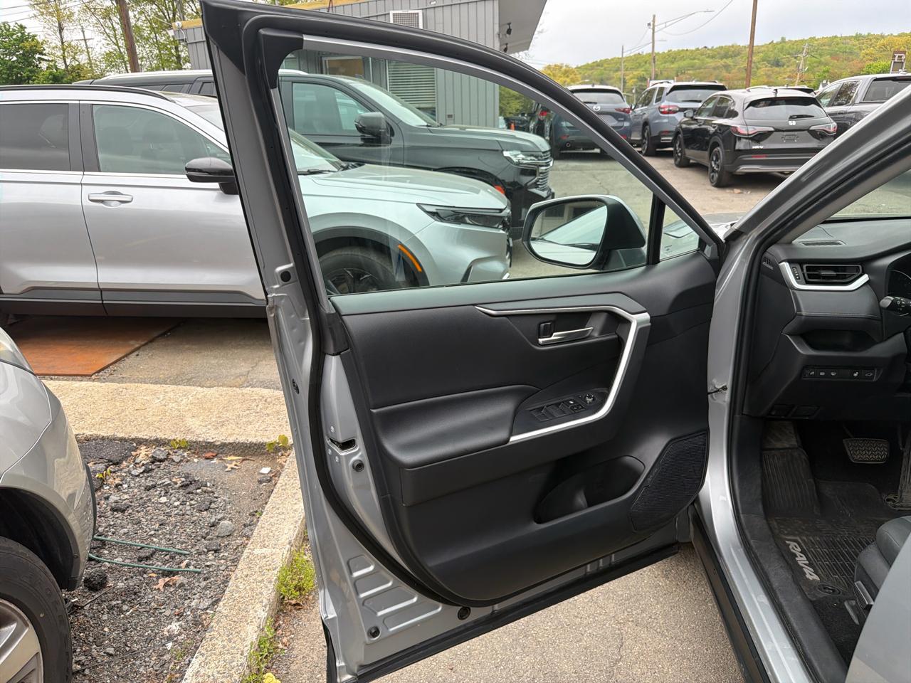 Toyota RAV4 XLE AWD (Natl) 2019