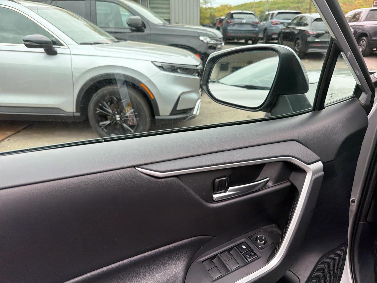 Toyota RAV4 XLE AWD (Natl) 2019