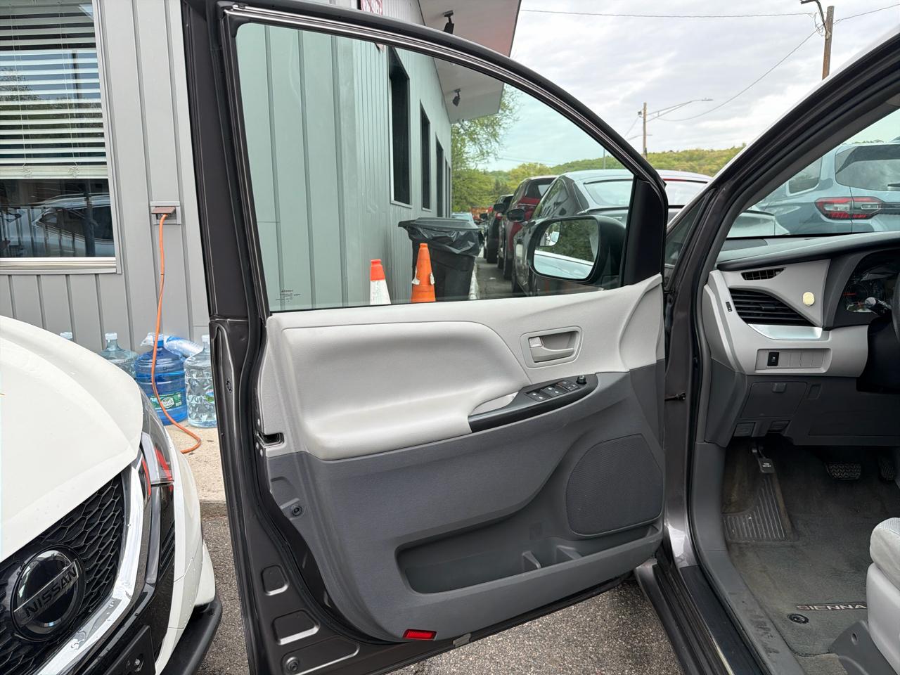 Toyota Sienna 5dr 7-Pass Van L FWD (Natl) 2015