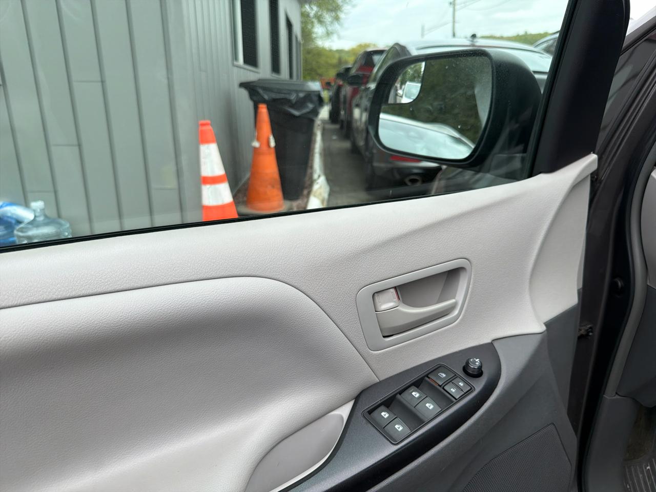 Toyota Sienna 5dr 7-Pass Van L FWD (Natl) 2015