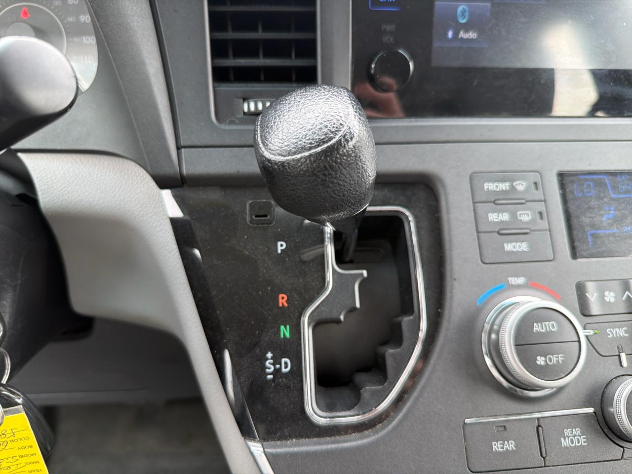 Toyota Sienna 5dr 7-Pass Van L FWD (Natl) 2015