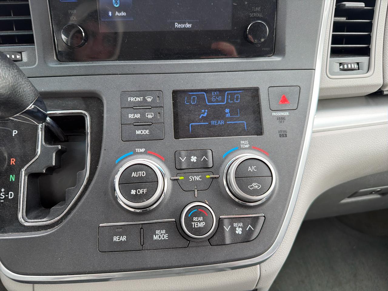 Toyota Sienna 5dr 7-Pass Van L FWD (Natl) 2015