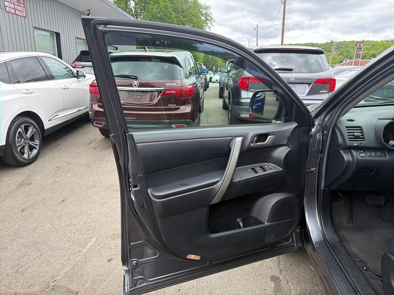 Toyota Highlander 4WD 4dr V6 (Natl) 2012
