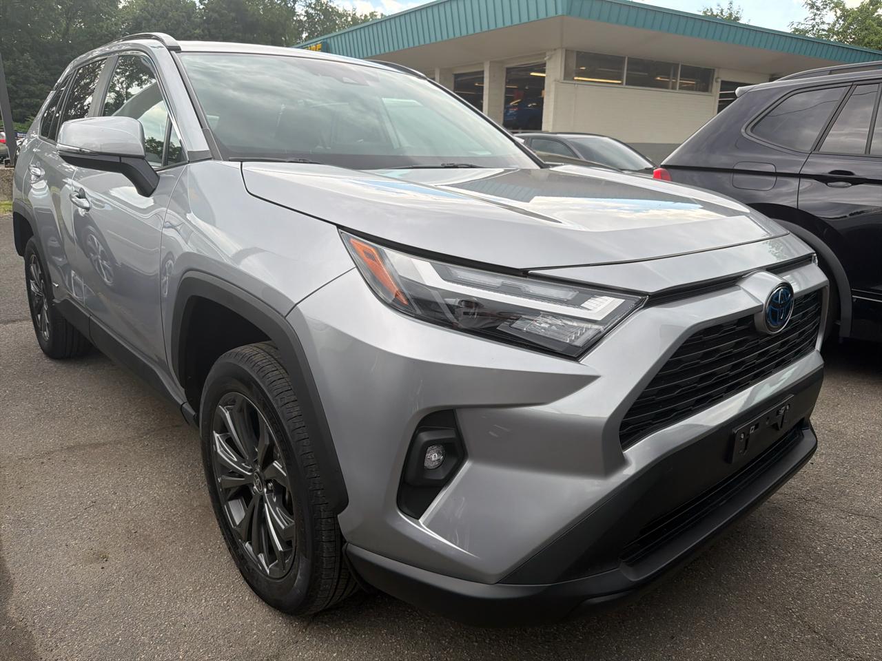 Toyota RAV4 Hybrid XLE Premium AWD (Natl) 2023