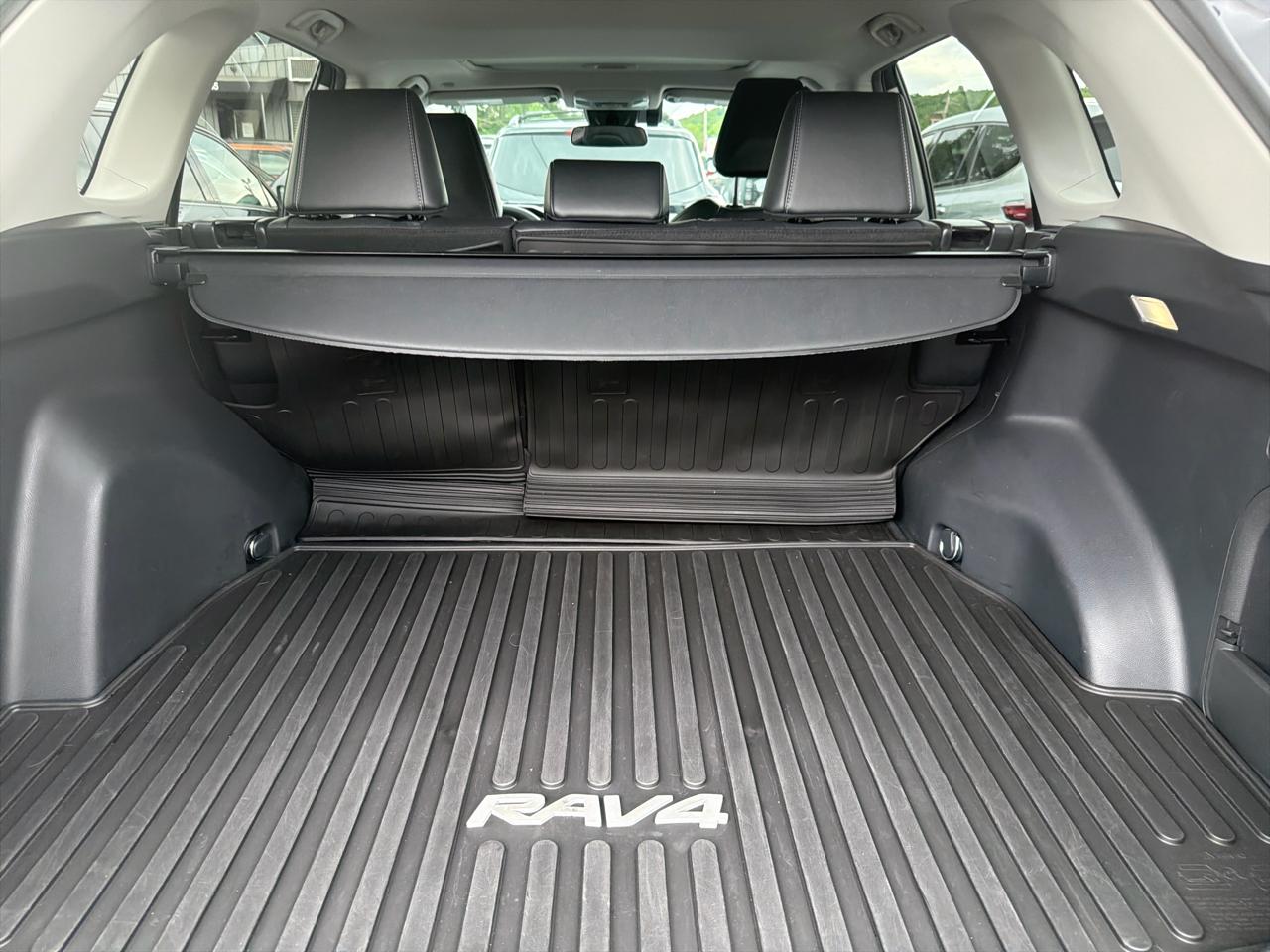 Toyota RAV4 Hybrid XLE Premium AWD (Natl) 2023