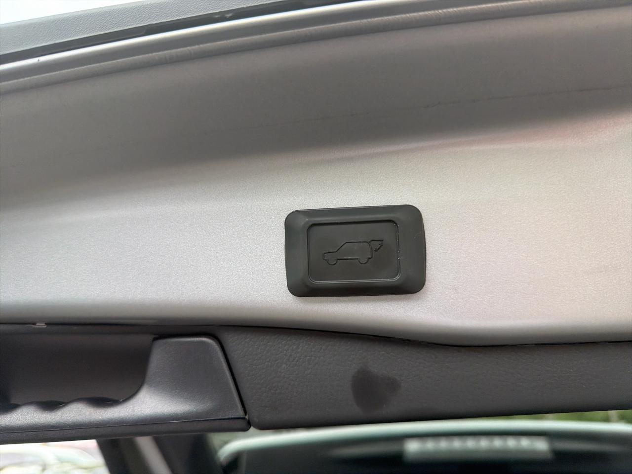 Toyota RAV4 Hybrid XLE Premium AWD (Natl) 2023