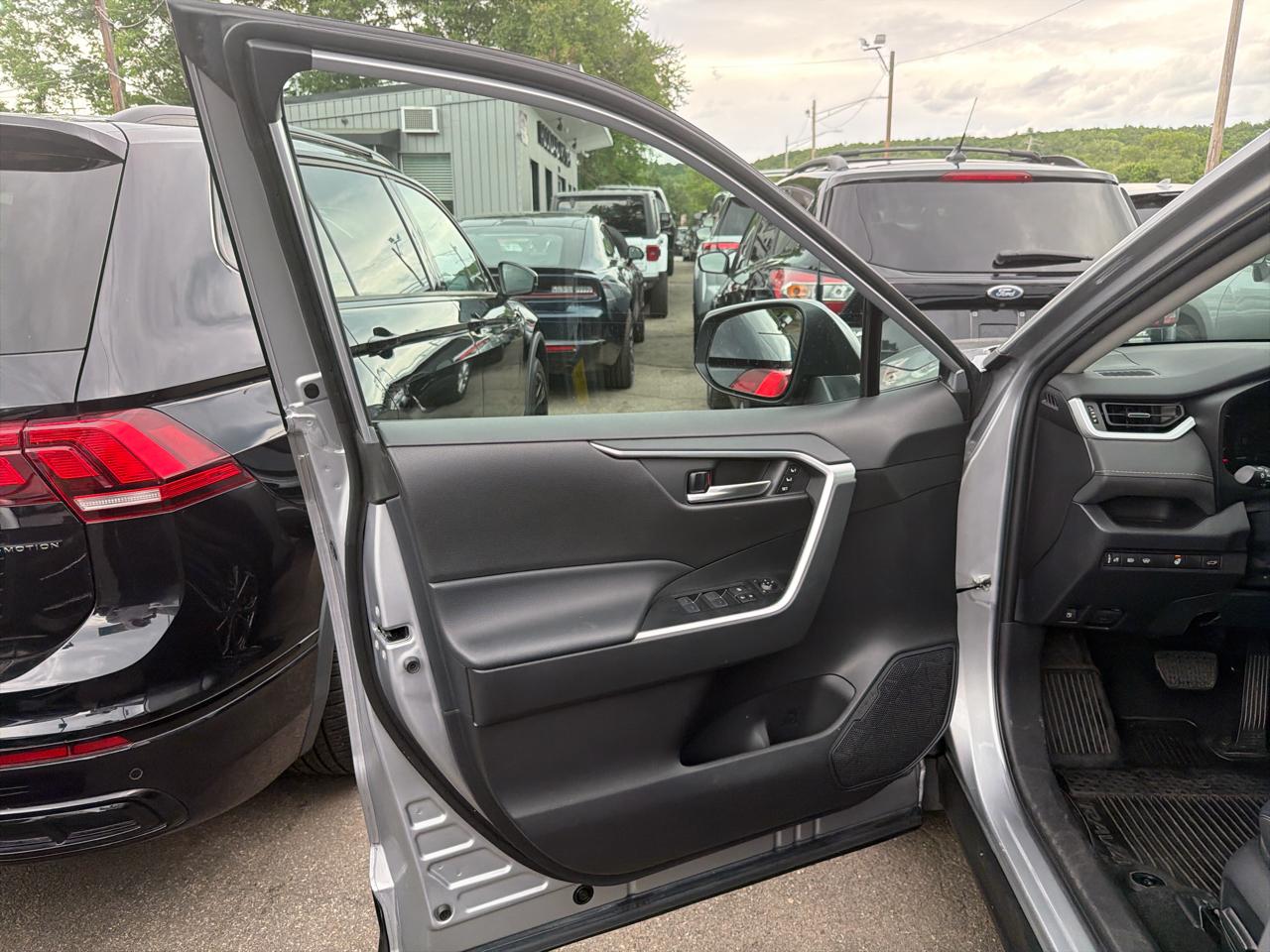 Toyota RAV4 Hybrid XLE Premium AWD (Natl) 2023