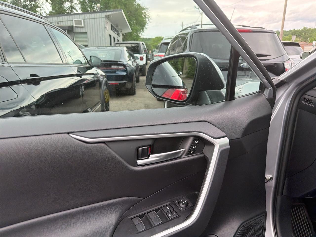Toyota RAV4 Hybrid XLE Premium AWD (Natl) 2023