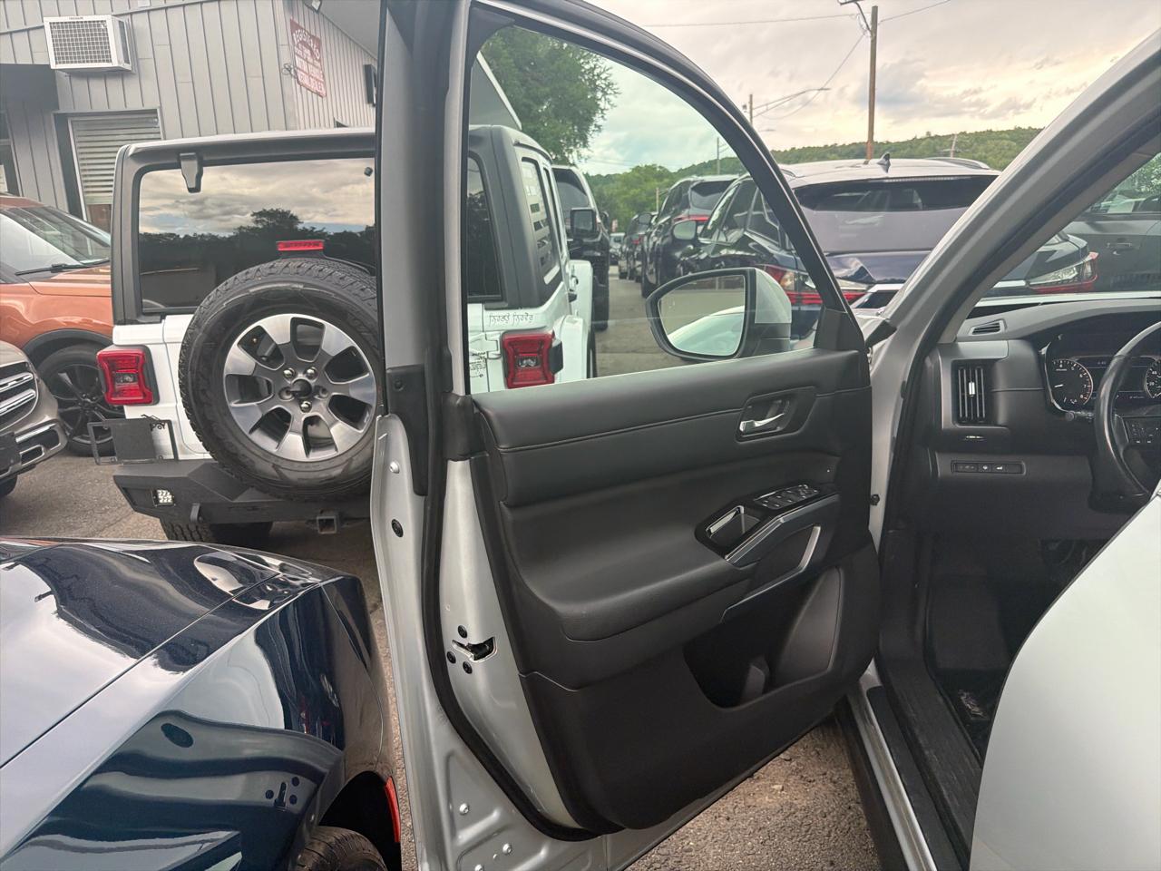 Nissan Pathfinder SL 4WD 2023