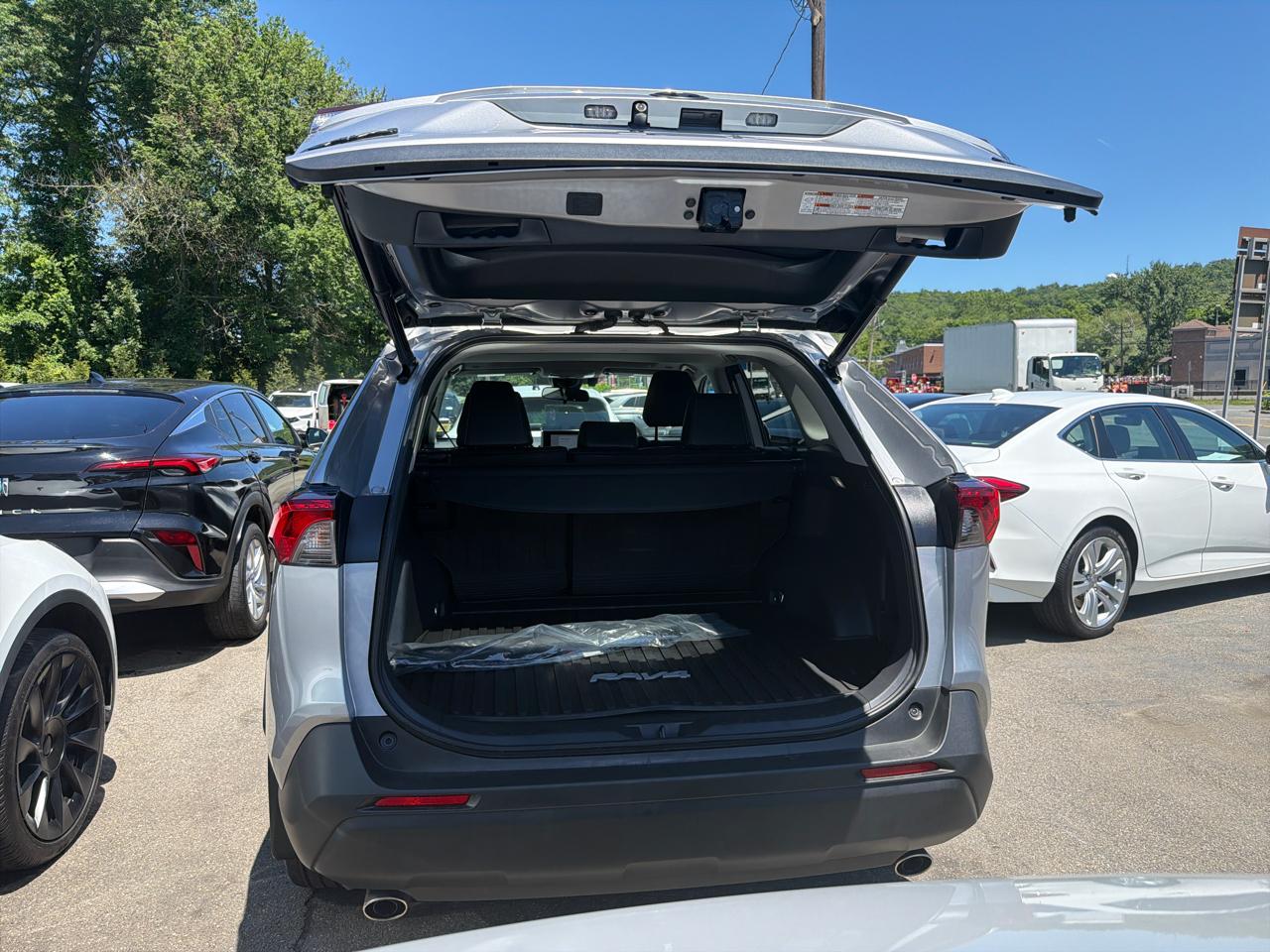 Toyota RAV4 XLE Premium AWD (Natl) 2023