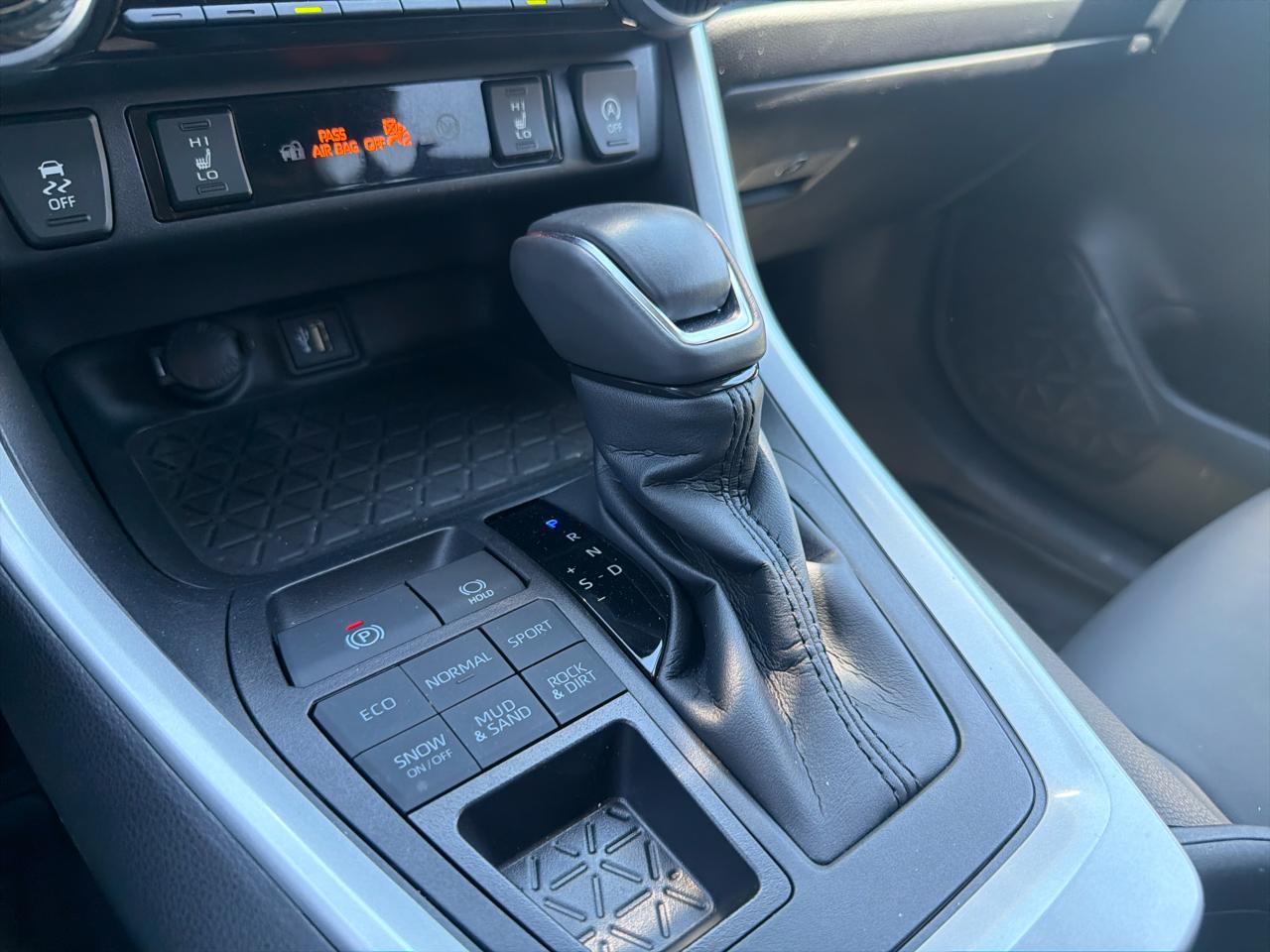 Toyota RAV4 XLE Premium AWD (Natl) 2023