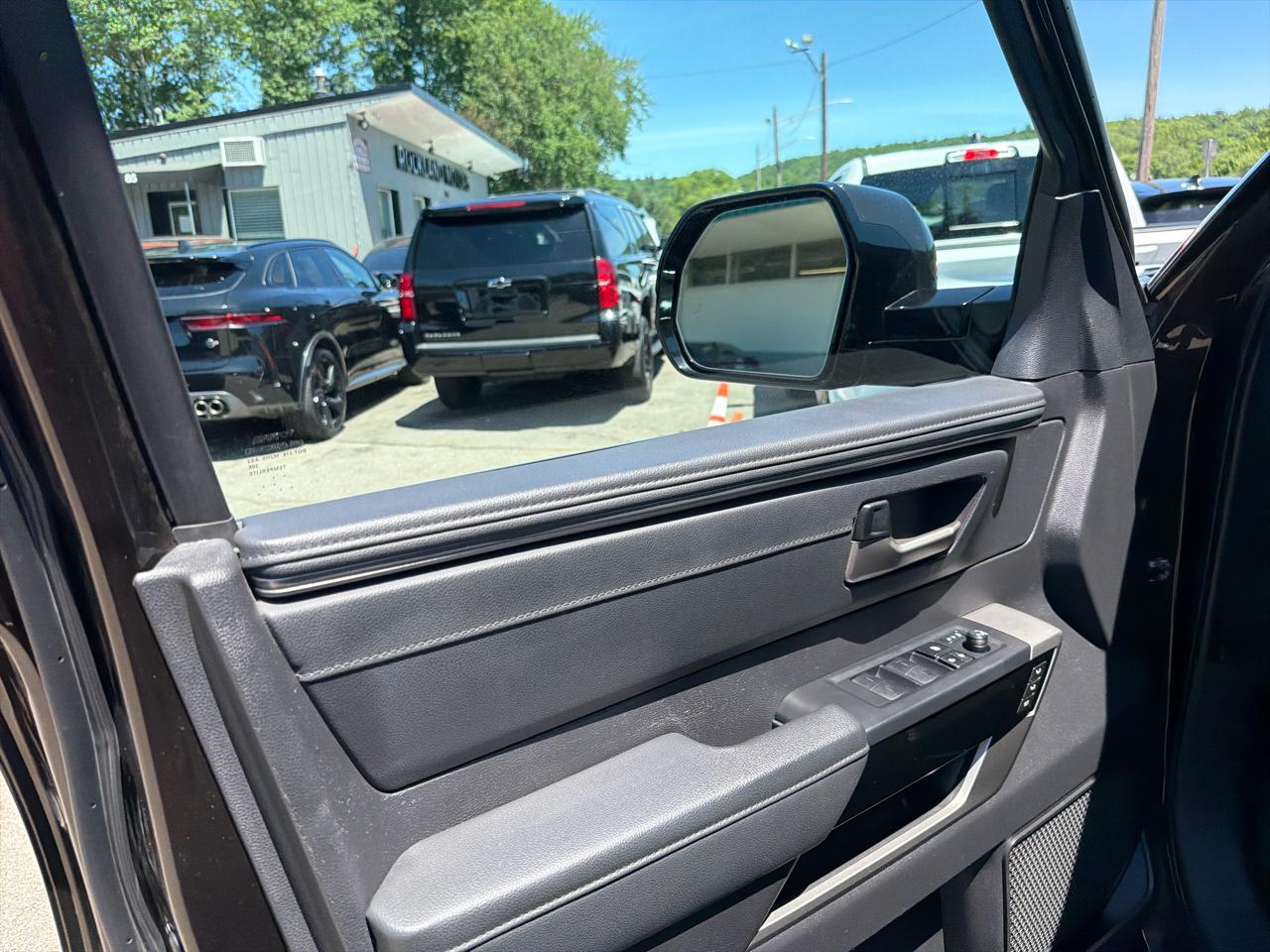 Toyota Tundra 4WD Limited CrewMax 5.5' Bed (Natl) 2023