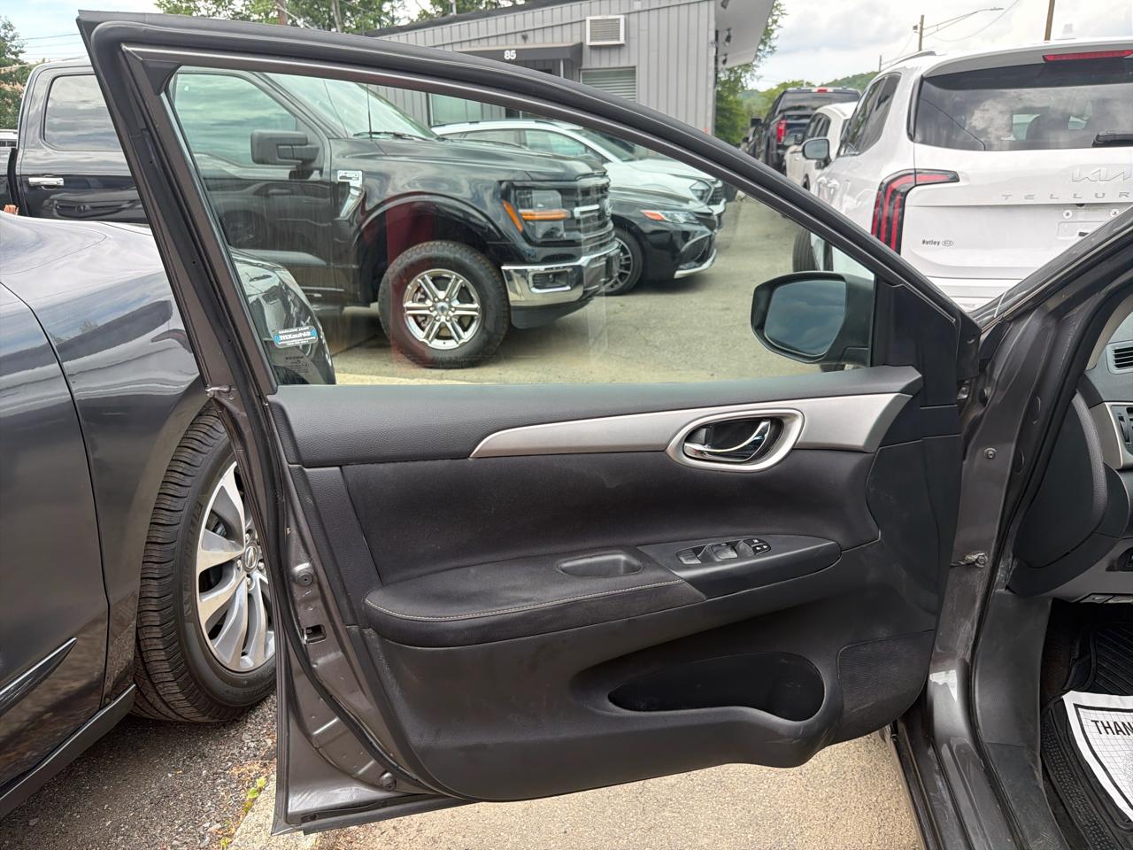 Nissan Sentra 4dr Sdn I4 CVT SV 2015