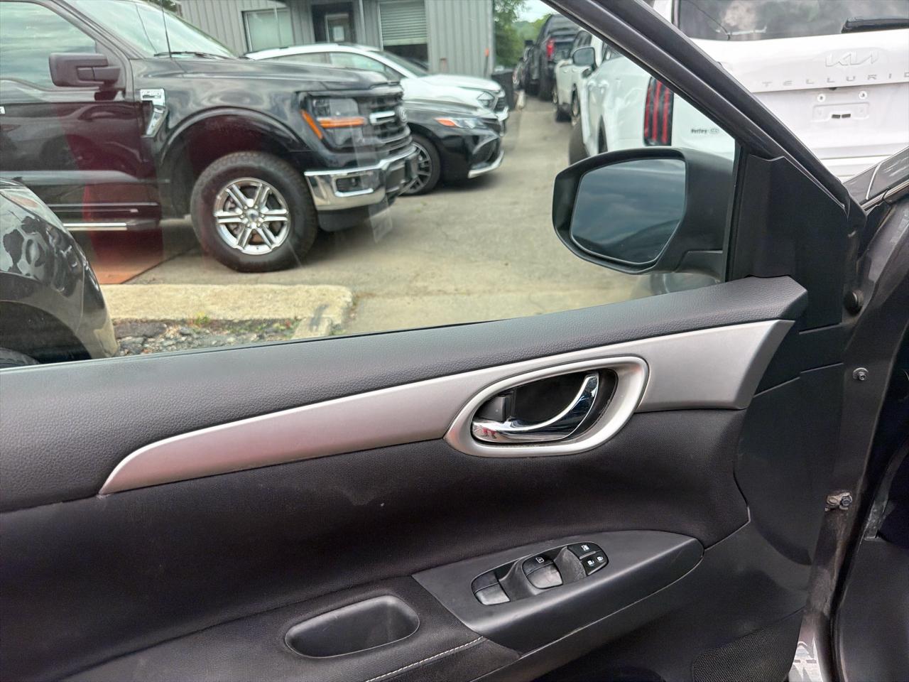 Nissan Sentra 4dr Sdn I4 CVT SV 2015