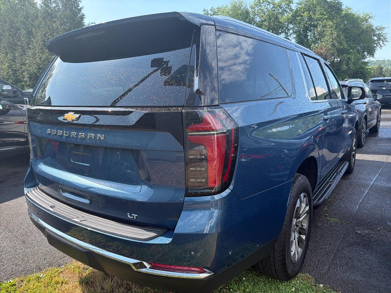 Chevrolet Suburban 4WD 4dr LT 2025