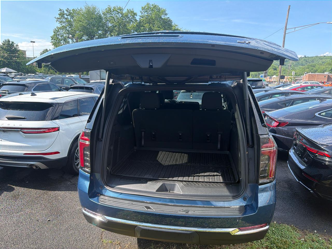 Chevrolet Suburban 4WD 4dr LT 2025