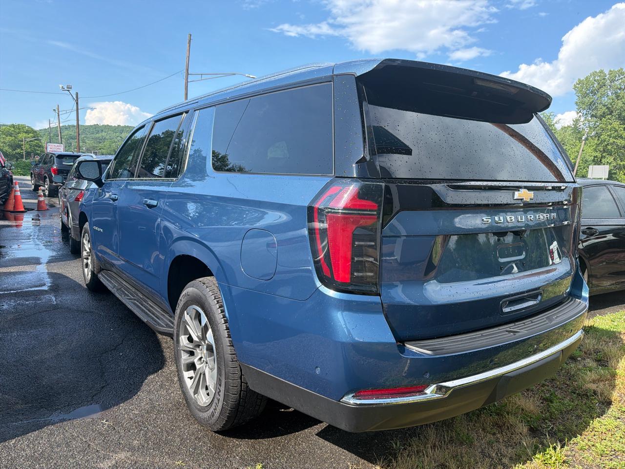 Chevrolet Suburban 4WD 4dr LT 2025