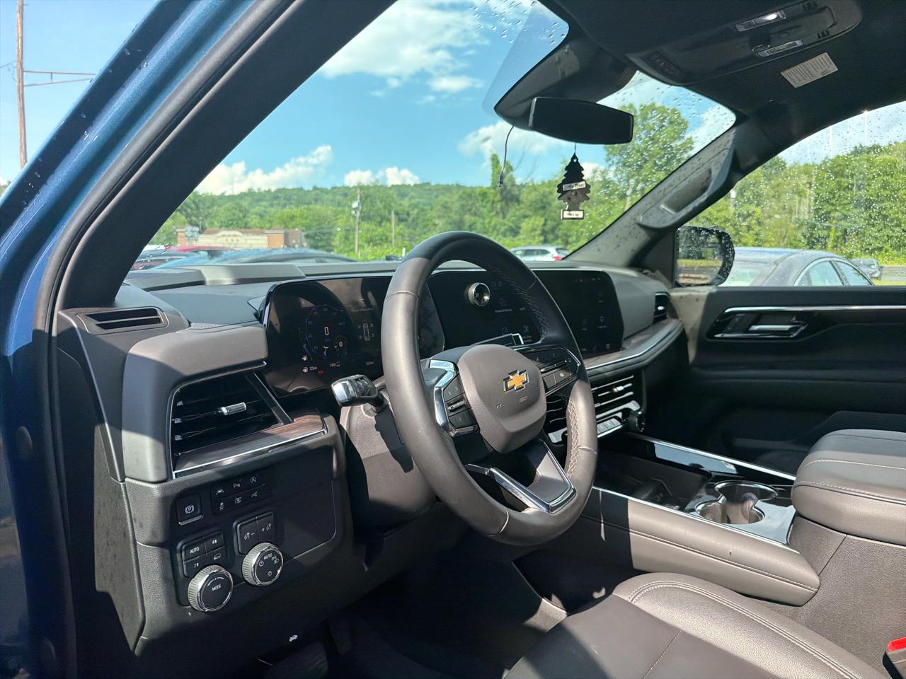 Chevrolet Suburban 4WD 4dr LT 2025